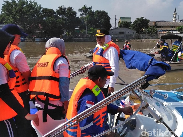Gubernur Jatim Berburu Sampah Popok di Sungai Brantas Gubernur Jatim Berburu Sampah Popok di Sungai Brantas