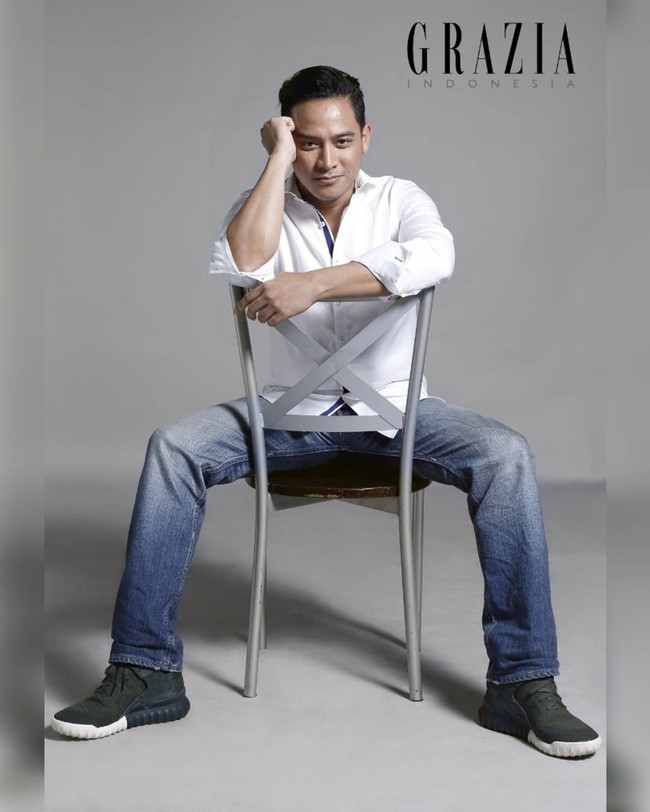 Tommy Tjokro juga bikin pangling saat tampil sebagai model yang menghiasi halaman majalah. Foto: Instagram @tomtjok