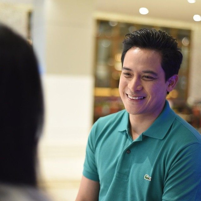 Polo shirt simple dengan warna terang tampaknya sering jadi pengganti kemeja saat Tommy berada di belakang kamera. Foto: Instagram @tomtjok