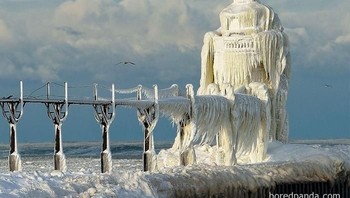 Foto mercusuar di Michigan, Amerika serikat yang dihantam ombak air. Namun saat musim salju, air laut pun ikut menjadi beku. (Foto: Boredpanda)