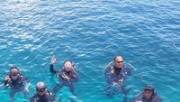 Selain kickboxing, Tommy ternyata gemar diving yang dilakukan bersama teman-temannya. (dok. pribadi Tommy Tjokro)
