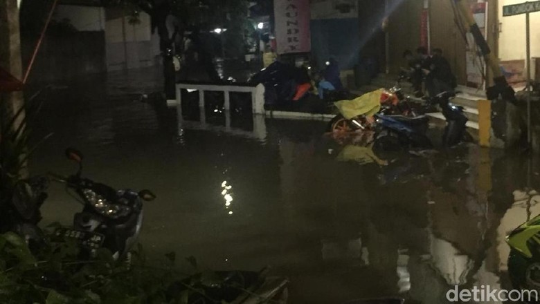 Banjir di Komplek Polri Mampang, Belum Ada Warga Mengungsi Banjir di Komplek Polri Mampang, Belum Ada Warga Mengungsi