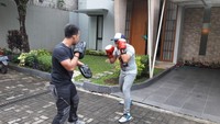 Tommy (kaos abu-abu) latihan kickboxing satu kali seminggu bersama pelatih yang datang ke rumahnya. (dok. pribadi Tommy Tjokro)