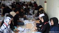Para petugas tengah mempersiapkan logistik pemilu 2019 mulai dari melipat, memastikan surat suara tak ada yang rusak atau cacat hingga sampul pemilu yang siap di distribusikan.
