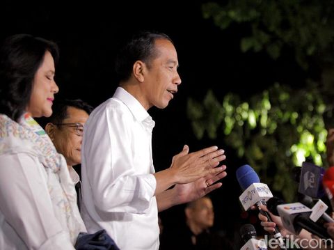 Iriana mix & match kemeja dengan scarf motif yang kini sedang tren.