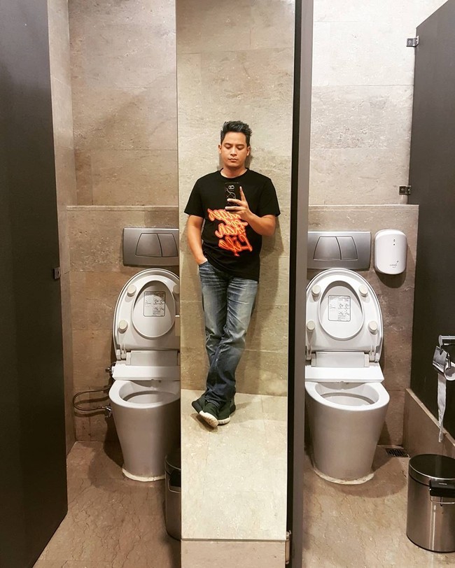 Hanya pakai kaus dan celana jeans mungkin Anda akan sulit mengenali Tommy Tjokro yang kini siaran di RCTI dan MNC tersebut. Foto: Instagram @tomtjok