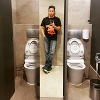 Hanya pakai kaus dan celana jeans mungkin Anda akan sulit mengenali Tommy Tjokro yang kini siaran di RCTI dan MNC tersebut. Foto: Instagram @tomtjok