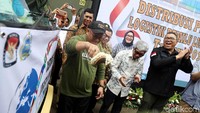Ketua KPU Arif Budiman dan Wakil Menteri Luar Negeri Abdurrahman Mohammad Fachrir memeriksa dan memberangkatkan logistik Pemilu yang akan didistribusikan ke luar negeri di kawasan pergudangan Zoodia, Kota Tangerang, Minggu (17/2/2019).