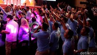 Tak mau kalah dengan para pendukung Jokowi, pendukung Prabowo yang mengenakan busana senada berwarna biru muda ini juga tampil kompak di arena debat.