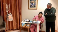 Pada tahun 2019, ganti Ani Yudhoyono yang sakit kanker darah dan harus dirawat di NUH Singapura. Sejak Februari 2019, SBY selalu mendampingi Bu Ani di rumah sakit (Foto: Dok. Instagram Ani Yudhoyono)