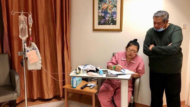 Ani Yudhoyono mencatat pengobatan yang harus dijalaninya.