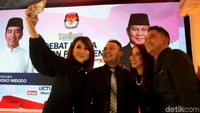 Usai acara mereka pun langsung berswa foto bersama moderator lainnya di atas panggung.