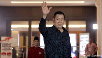 Ketua Umum Partai Perindo Hari Tanoesudibyo yang juga merupakan salah satu pendukung Jokowi juga sudah lebih dulu hadir dilokasi.