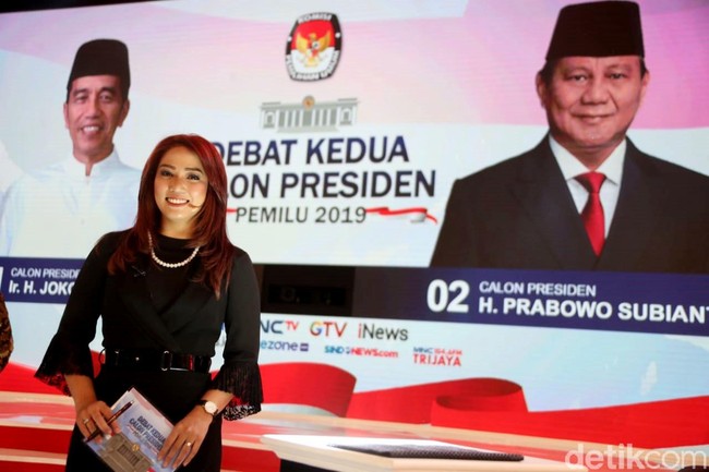 Inilah penampilan Anisha Dasuki saat menjadi moderator debat kedua capres 2019 yang diikuti oleh Jokowi dan Prabowo. Anisha bergaya elegan dengan busana serba hitam. Foto: Rengga Sancaya
