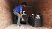 Pengiriman logistik untuk ke luar negeri dilakukan melalui salah satu jasa ekspedisi dan pengiriman barang yang telah ditunjuk oleh KPU RI.