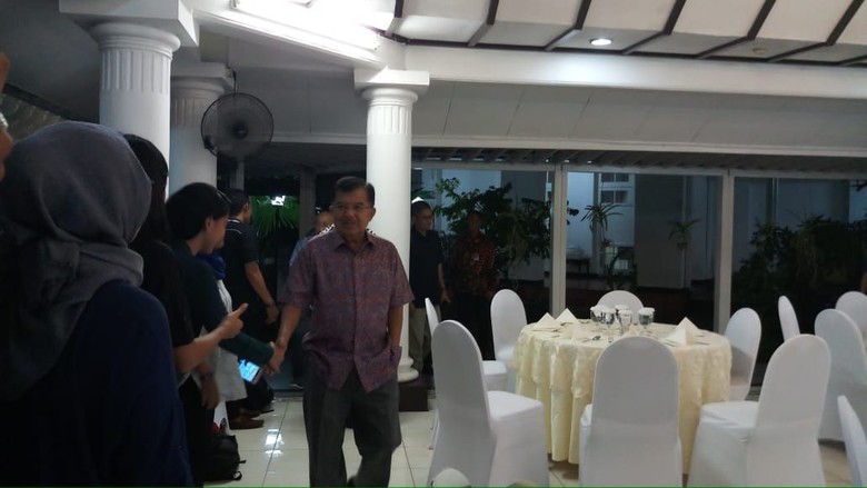 Jusuf Kalla Gelar Nobar Debat Capres Kedua di Rumah Dinas Jusuf Kalla Gelar Nobar Debat Capres Kedua di Rumah Dinas