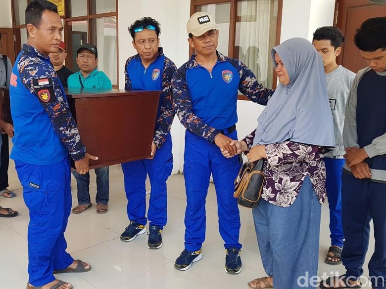 Mayat Ditemukan di Banyuwangi Korban Bunuh Diri di Sungai Porong Mayat Ditemukan di Banyuwangi Korban Bunuh Diri di Sungai Porong