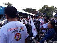 Nobar Debat, Relawan Jokowi Konvoi Berjas Hujan ke Hotel Sultan