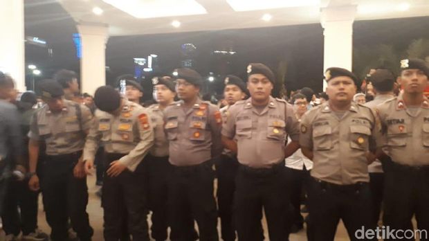 Polisi Bikin Pagar Betis Pisahkan Pendukung Jokowi dan Prabowo