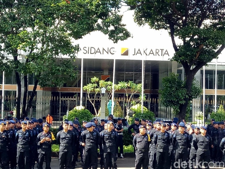Polisi dan TNI Apel Gabungan Pengamanan Debat di GBK Polisi dan TNI Apel Gabungan Pengamanan Debat di GBK
