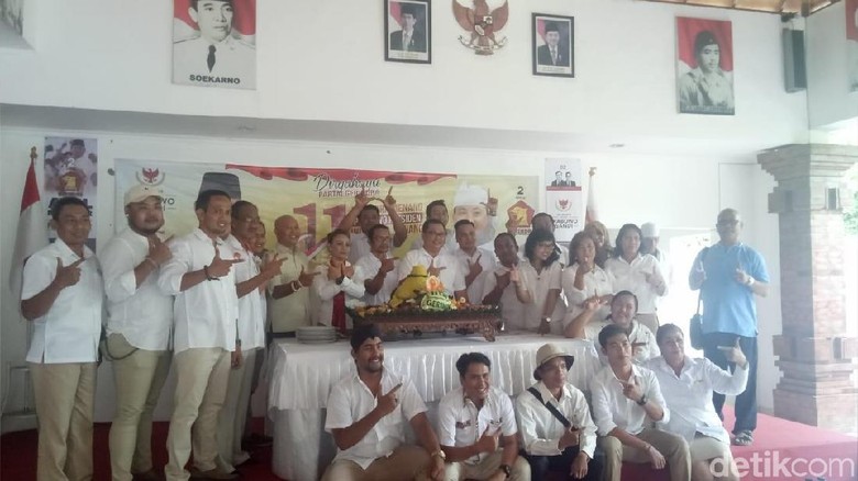Relawan Prabowo di Bali Potong Tumpeng Sebelum Nobar Debat Capres Relawan Prabowo di Bali Potong Tumpeng Sebelum Nobar Debat Capres