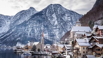 Salju-salju yang menyelimuti seluruh pedesaan Hallstatt, Austria. (Foto: Boredpanda)