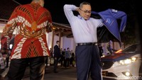 Ketua Umum PAN Zulkifli Hasan tiba dilokasi mengenakan Jaket Biru Partai yang mendukung Prabowo-Sandi dalam pilpres 2019 ini.