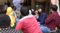 Tamu tampak senang meski menerjang banjir. Karena kita khawatir tamu yang akan hadir di pesta pernikahan ini karena banjir, maka kita sediakan perahu karet serta mobil buat tamu undangan. Tujuannya agar para tamu undangan tidak terlalu kesulitan untuk menuju lokasi pernikahan itu, Kata Ketua RT Ruslan.