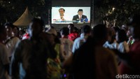 Meskipun demikian, para pendukung dari kedua paslon yang mengikuti jalannya nonton debat bareng tetap tak bergeming dan duduk dengan tenang di kawasan parkit senayan, Minggu (17/2/2019).