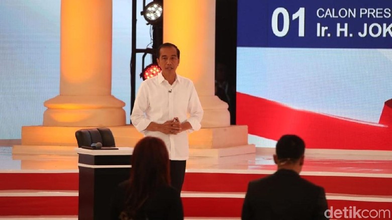 TKN Jawab Sandiaga: Senyum Pak Jokowi Pas, Tak Cengengesan TKN Jawab Sandiaga: Senyum Pak Jokowi Pas, Tak Cengengesan