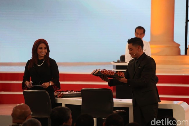 Anisha Dasuki yang begitu kinclong dengan rambut merahnya penampilannya pun disamakan netizen di Twitter dengan tokoh Mera dalam film Aquaman yang diperankan oleh Amber Heard. Ada juga yang menyamakannya dengan Scarlett Johansson sebagai Black Widow dalam film Avengers. Foto: Dok. Detikfoto