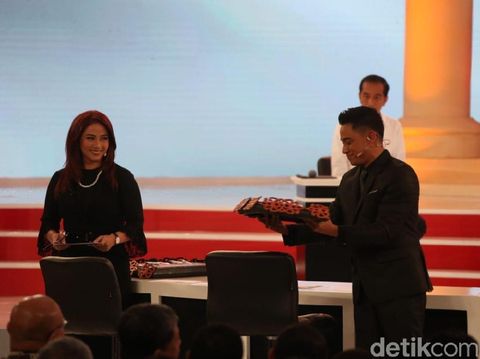 Penampilan Anisha Dasuki dan Tommy Tjokro, moderator debat kedua capres 2019.