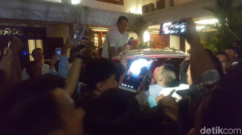 Usai Debat Capres Prabowo Sempatkan Selfie Dengan Relawan Usai Debat Capres Prabowo Sempatkan Selfie Dengan Relawan