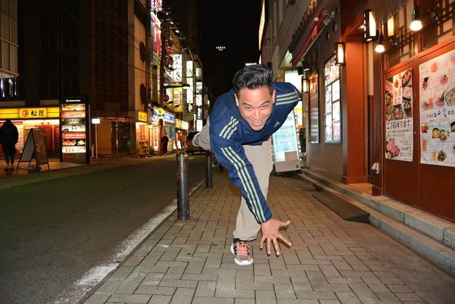 Jaket sporty dan sneakers dipilih Tommy Tjokro saat jalan-jalan ke Jepang bersama putrinya. Foto: Instagram @tomtjok