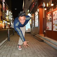 Jaket sporty dan sneakers dipilih Tommy Tjokro saat jalan-jalan ke Jepang bersama putrinya. Foto: Instagram @tomtjok