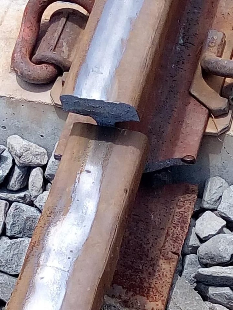 Rel Patah Diperbaiki, Perjalanan KRL Sempat Alami Keterlambatan Rel Patah Diperbaiki, Perjalanan KRL Sempat Alami Keterlambatan