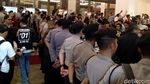 Puluhan Polisi Bikin Pagar Betis Pisahkan Pendukung Jokowi dan Prabowo