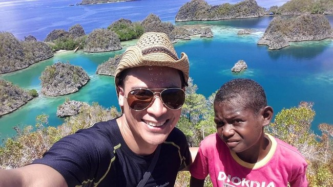 Pakai topi dan kacamata, begini gayanya saat liburan. Foto: Instagram @tomtjok