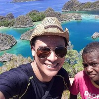 Pakai topi dan kacamata, begini gayanya saat liburan. Foto: Instagram @tomtjok