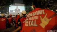 Salah satu pendukung Jokowi mengenakan kaos merah bertuliskan Jokowi (Metal) Menang Total,