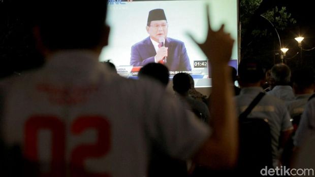 Suasana nobar debat /