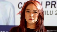 Anisa sangat terlihat cantik dan manis dengan balutan busana serba hitam yang terlihat elegan.