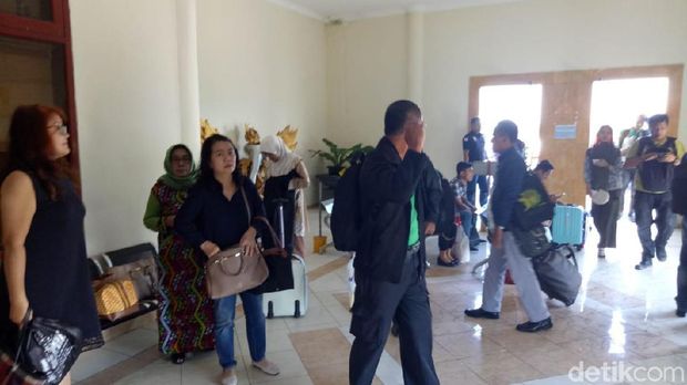 Penumpang di Bandara Notohadinegoro Jember