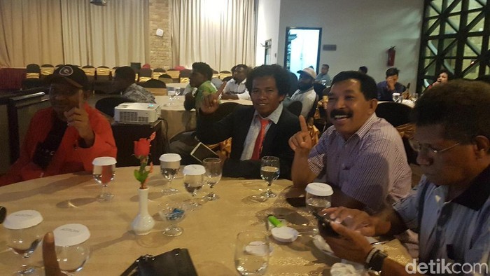 Pendukung Jokowi di Papua Gelar Nobar Debat di Kafe