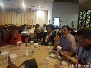 Pendukung Jokowi di Papua Gelar Nobar Debat di Kafe