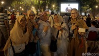 Beginilah keseruan nobar dari emak-emak pendukung Prabowo di lokasi Parkir Timur Senayan.