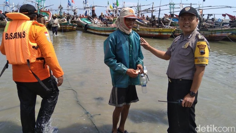 Dua Orang Nelayan Rembang Ditemukan Selamat Dua Orang Nelayan Rembang Ditemukan Selamat
