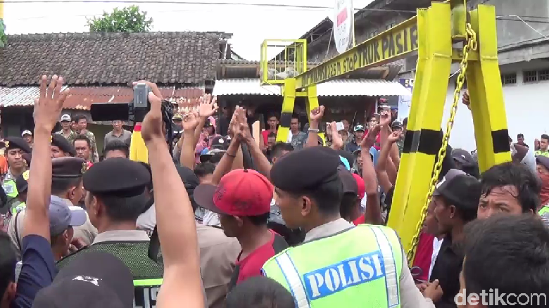 Puluhan Sopir Truk Pasir Lumajang Tuntut Portal Dibuka, Ini Hasilnya Puluhan Sopir Truk Pasir Lumajang Tuntut Portal Dibuka, Ini Hasilnya