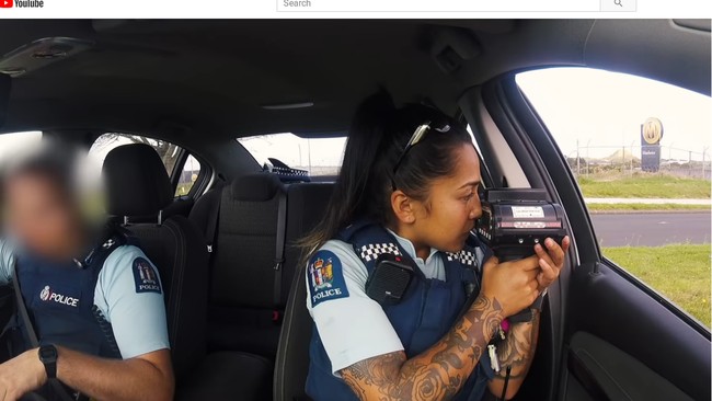 Aku suka bekerja dengan tim polisi daerah lingkungan karena aku bisa terlibat dengan komunitasku pada tingkat yang lebih personal dari pada di garis terdepan. Aku jadi mengenal orang-orang itu, keluarga mereka, dan sejarah mereka. Aku juga terlibat dengan anak muda dan anak-anak melalui olahraga dan aktivitas sosial lain yang aku pikir penting dalam menjadi polisi, tulis Lana dalam Facebook NZ Police Recruitment. Foto: YouTube Auckland Police TV