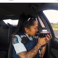 Aku suka bekerja dengan tim polisi daerah lingkungan karena aku bisa terlibat dengan komunitasku pada tingkat yang lebih personal dari pada di garis terdepan. Aku jadi mengenal orang-orang itu, keluarga mereka, dan sejarah mereka. Aku juga terlibat dengan anak muda dan anak-anak melalui olahraga dan aktivitas sosial lain yang aku pikir penting dalam menjadi polisi, tulis Lana dalam Facebook NZ Police Recruitment. Foto: YouTube Auckland Police TV